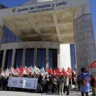 Movilización sindical ante la sede de la Junta en León