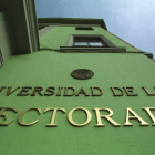 Exterior de la sede administrativa de la ULE, dónde los afectados han registrado las quejas.
