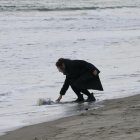 Mark Kanekita, de 37 años, lanza flores al mar en memoria de las víctimas del terremoto y posterior tsunami de hace cinco años en el distrito de Abraham en Sendai (Japón).