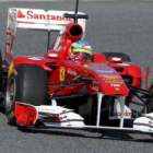 Fernado Alonso, conduce su Ferrari F150th Italia en los entrenamientos de ayer en Montmeló.