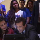 Herzog, líder de los laboristas, consulta datos en un ordenador junto a miembros del movimiento juvenil Dror, en una visita a colegios electorales en Tel-Aviv.