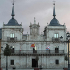El pleno extraordinario celebrado hoy en el Ayuntamiento de Ponferrada aprobó readjudicar a la empresa Urbaser el contrato de gestión de los servicios públicos de recogida de basura, limpieza viaria y mantenimiento de jardines.