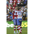 Siqueira (i) celebra su gol junto a su compañero Martins.