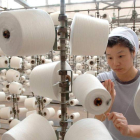 Una trabajadora en una fábrica textil en Hefei, China.