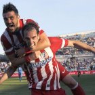 Diego Godín celebra con su compañero David Villa el primer gol del Atlético de Madrid