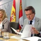 Pilar del Olmo y De Santiago Juárez, durante la rueda de prensa posterior al Consejo de Gobierno