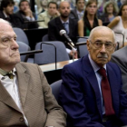 Los exdictadores argentinos Reinaldo Bignone (izq) y Jorge Rafael Videla (centro), en un juicio en Buenos Aires, en febrero del 2011.