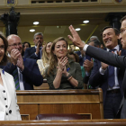 El líder del PP, Alberto Núñez Feijóo, saluda a la bancada popular a su llegada al Hemiciclo del Congreso ayer, para el Debate. CHEMA MOYA