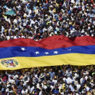 Imagen de la manifestación de los partidarios de Guaidó, la mayoría vestidos de blanco en Caracas.