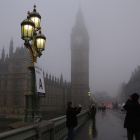 Turistas fotografiándose con el Big Ben de fondo, este viernes.