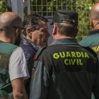 Ignacio González es trasladado a la comandancia de la Guardia Civil de Tres Cantos, en Madrid, el viernes para prestar declaración ante el juez.