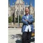 Javier Angulo, ayer ante el palacio de Gaudí en Astorga.