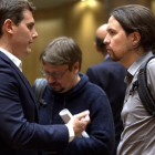 Albert Rivera y Pablo Iglesias conversan en el Congreso.