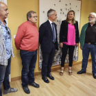 La consejera de Economía con Juan Sobredo (derecha) y miembros del comité, ayer. RAÚL GARCÍA/ EFE