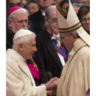 Benedicto XVI y el papa Francisco se saludaron en el Vaticano.