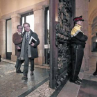 Jordi Pujol Ferrusola (con abrigo marrón) y sus abogados Cristóbal Martell y Albert Carrillo (con corbata de rayas), el 23 de febrero en el Parlament.