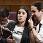 Montero, con el nombre de Milagro Sala en la camiseta. Iglesias, al lado.