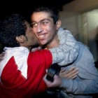 Uno de los presos liberados se abraza a un familiar, la noche del martes en Manama.