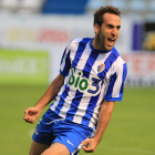 Carlos Ruiz celebra con rabia el gol que le da a la Deportiva los primeros tres puntos de la Liga en su regreso a la categoría.