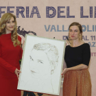 Mar Sancho entregó el premio a Violeta Gil. R. GARCÍA