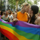 Manifestantes celebran el Día del Orgullo Gay de 2005, en Barcelona.