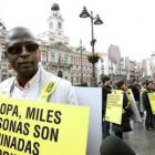 Varios manifestantes denuncian en la Puerta del Sol los casos de racismo en Europa.