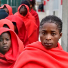 Llegada a Almería de algunas de las 79 personas rescatadas cerca de la isla de Alborán.