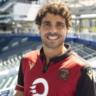 El futbolista leonés José Pedrosa Galán posa con la camiseta de su nuevo equipo. DL