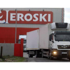 La planta de Eroski en Dehesas, en la imagen, ya no recibe mercancía y los operarios sólo trabajan en horario de mañana.