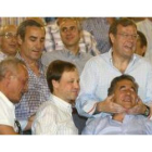 José Fernández Nieto, en el centro, no pudo evitar las lagrimas arropado por todos los que estaban e