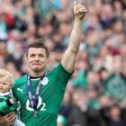 O'Driscoll, con su hija en brazos, agradece a la afición dublinesa el homenaje que recibió antes del partido ante Italia en la penúltima jornada del Seis Naciones.