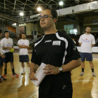 Dani Gordo, delante de varios jugadores del Ademar.