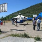 La llegada del helicóptero causó mucha curiosidad entre la gente