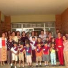 Imagen de varios alumnos del CRA El Burgo Ranero, durante su graduación infantil