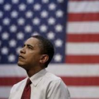 Obama escuchando el himno nacional antes de iniciar un mitin