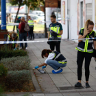 La Policía toma muestras en el lugar de uno de los asesinatos de Madrid. RODRIGO JIMENEZ