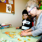 Madhav juega junto a su abuela con puzzles, uno de los entretenimientos con el que más disfruta