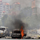 Un coche arde tras una explosión cerca del Parlamento afgano.