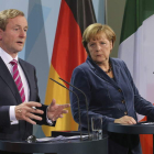 Enda Kenny y Angela Merkel, ayer en Berlín.