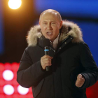 El presidente ruso, Vladímir Putin, celebra la victoria en las elecciones de ayer. YURI KOCHETKOV