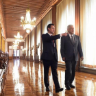 Peña Nieto acompaña a López Obrador por el palacio presidencial. /