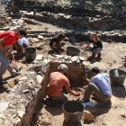 Universitarios del equipo arqueológico que excavó el pasado verano en la Peña del Hombre. BARREDO