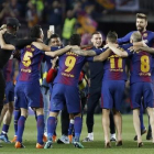 Los jugadores del Barça celebran el título de Liga tras el pitido final en el clásico. / EFE