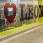 «I love León», obra ubicada en las vitrinas del vestíbulo del Musac realizada por Funky Proyects