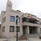 Durante media hora, la Guardia Civil no dejó entrar en la Casa Consistorial de Fabero. LDM / ARCHIVO