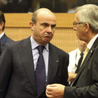 Luis de Guindos conversa con el presidente del Eurogrupo, Jean-Claude Juncker, durante la reunión.