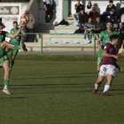 Manso golpea el balón en un ataque del Atlético Astorga. FERNANDO OTERO