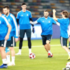 Los futbolistas del Madrid preparan el partido de hoy en el estadio Zayed Sports City. ALI HAIDER