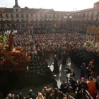 El momento cumbre da la Semana Santa de León se vivió con la procesión de los pasos de Viernes Santo. FERNANDO OTERO