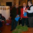 Los dos homenajeados junto al alcalde, en un momento del reconocimiento.